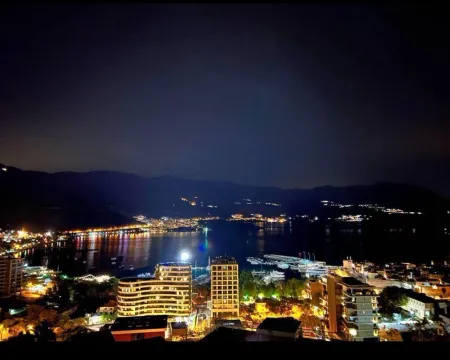 Noćni pogled na grad i more sa terase. - image 9
