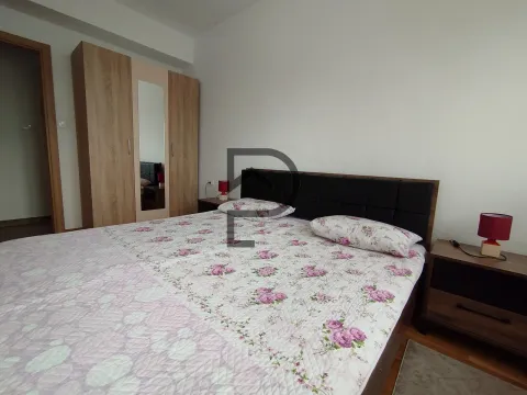 Furnished bedroom with a double bed and a wardrobe. - image 6