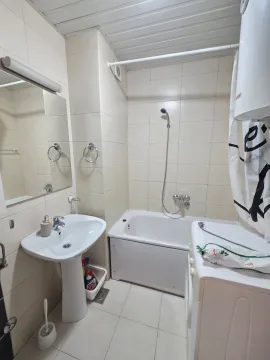 Manje kupatilo sa umivaonikom, kadom i veš mašinom. - image 11