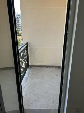 Pogled na popločanu terasu sa metalnom ogradom kroz otvorena balkonska vrata. - image 3