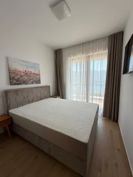 Svjetla spavaća soba sa bračnim krevetom, umjetničkom slikom i izlazom na terasu. - image 6