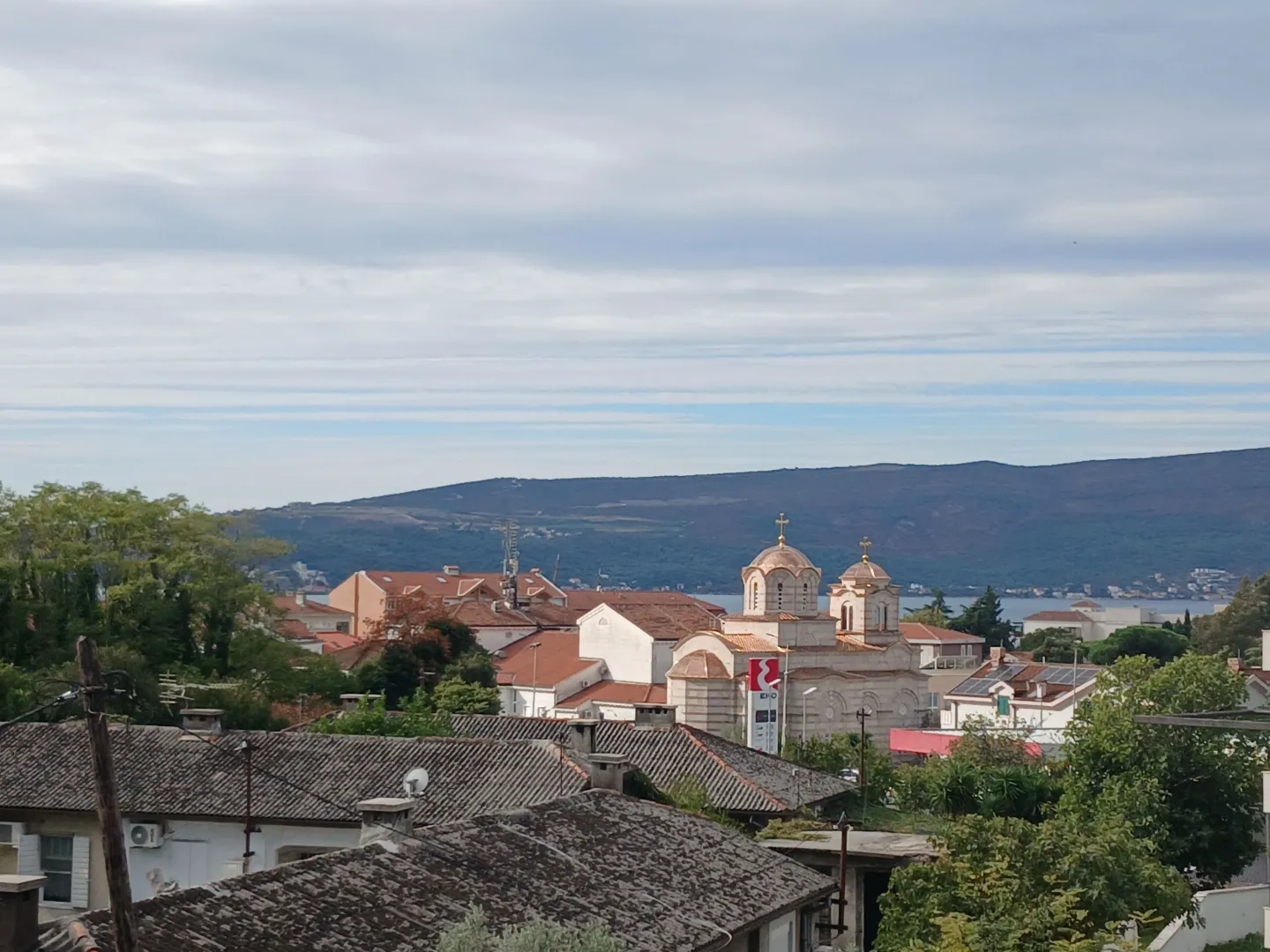 Pogled sa nekretnine na grad i crkvu.