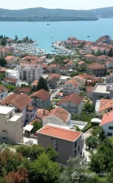 Pogled sa visine na gradsko naselje i obalu sa marinom. - image 14