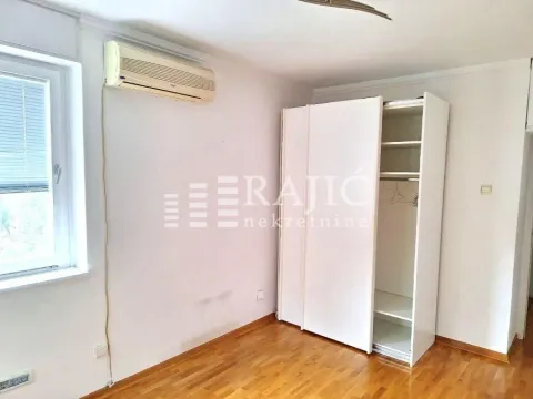 Nameštena spavaća soba sa velikim garderoberom i klima uređajem. - image 12