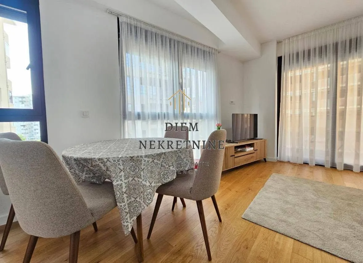 Izdavanje, jednosoban stan, 50m², Centar, Bar