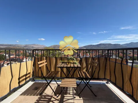 Furnished terrace with a table, chairs, and a view of the neighborhood. - image 10