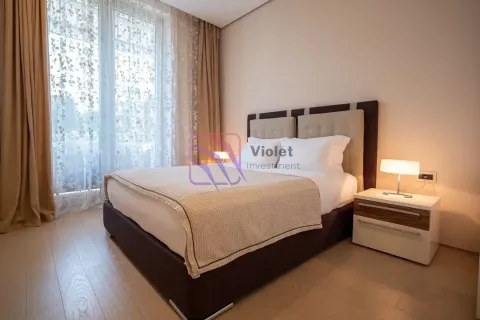 Prostrana spavaća soba sa bračnim krevetom, noćnim stočićem i velikim prozorom sa zavjesama. - image 7