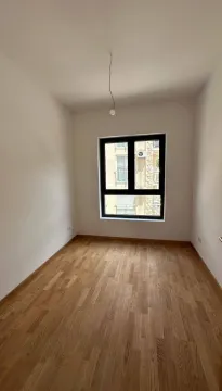 Prazna neopremljena soba sa parketom i prozorom. - image 7