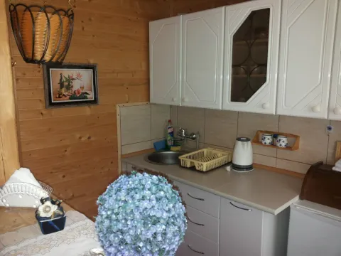 Kuhinja sa drvenim zidnim oblogama i bijelim elementima. - image 10
