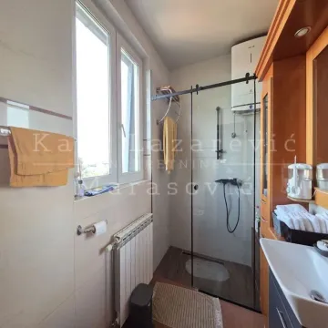 Kupatilo sa tuš kabinom, umivaonikom i prozorom. - image 13