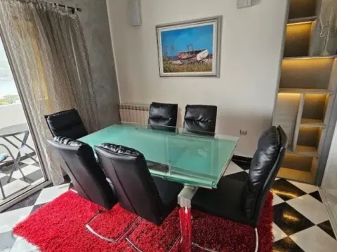 Izdavanje, trosoban stan, 80m², Dobrota, Kotor - image 12