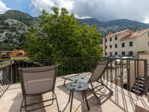 Izdavanje, kuća, 177m², Škaljari, Kotor - image 1