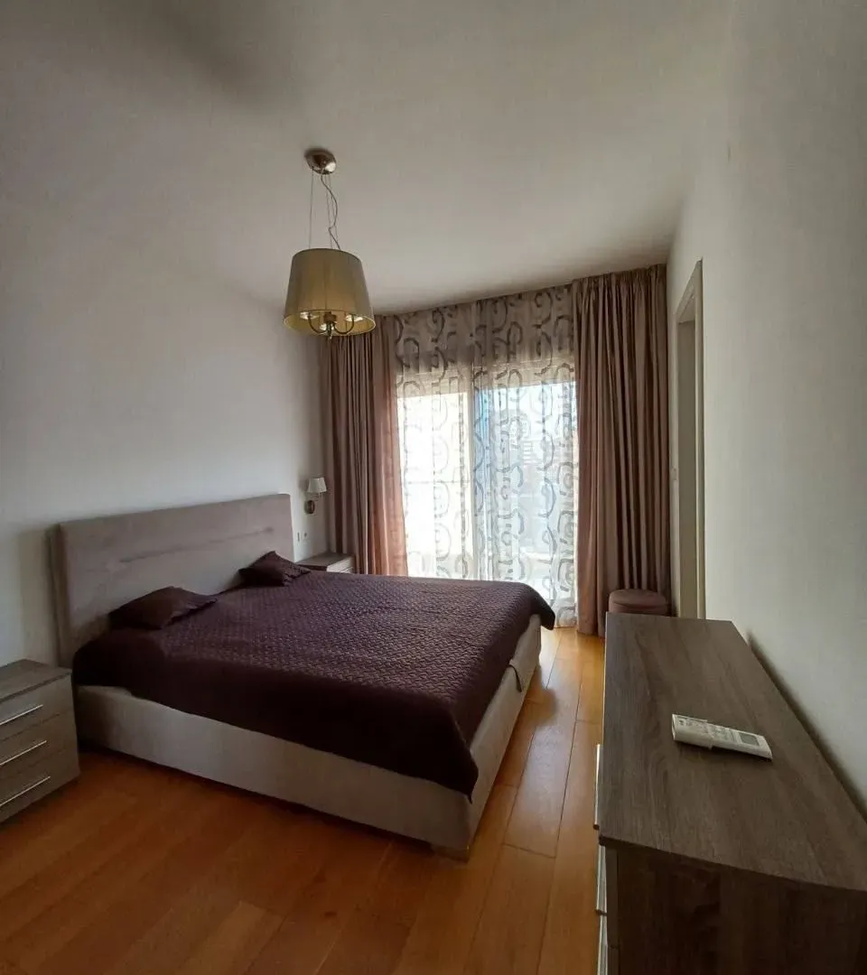 Izdavanje, trosoban stan, 103m², Centar, Budva