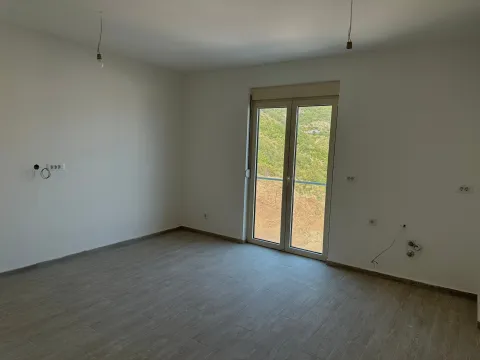 Prazna neuređena prostorija sa balkonskim vratima i pogledom na prirodu. - image 4