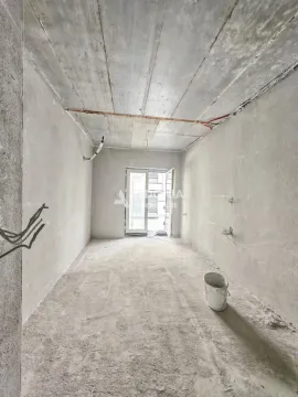 Neuređena prostorija u fazi izgradnje sa betonskim plafonom i grubim zidovima. - image 4