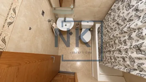 Pogled odozgo na kupatilo sa umivaonikom, WC šoljom i kadom sa zavesom. - image 9