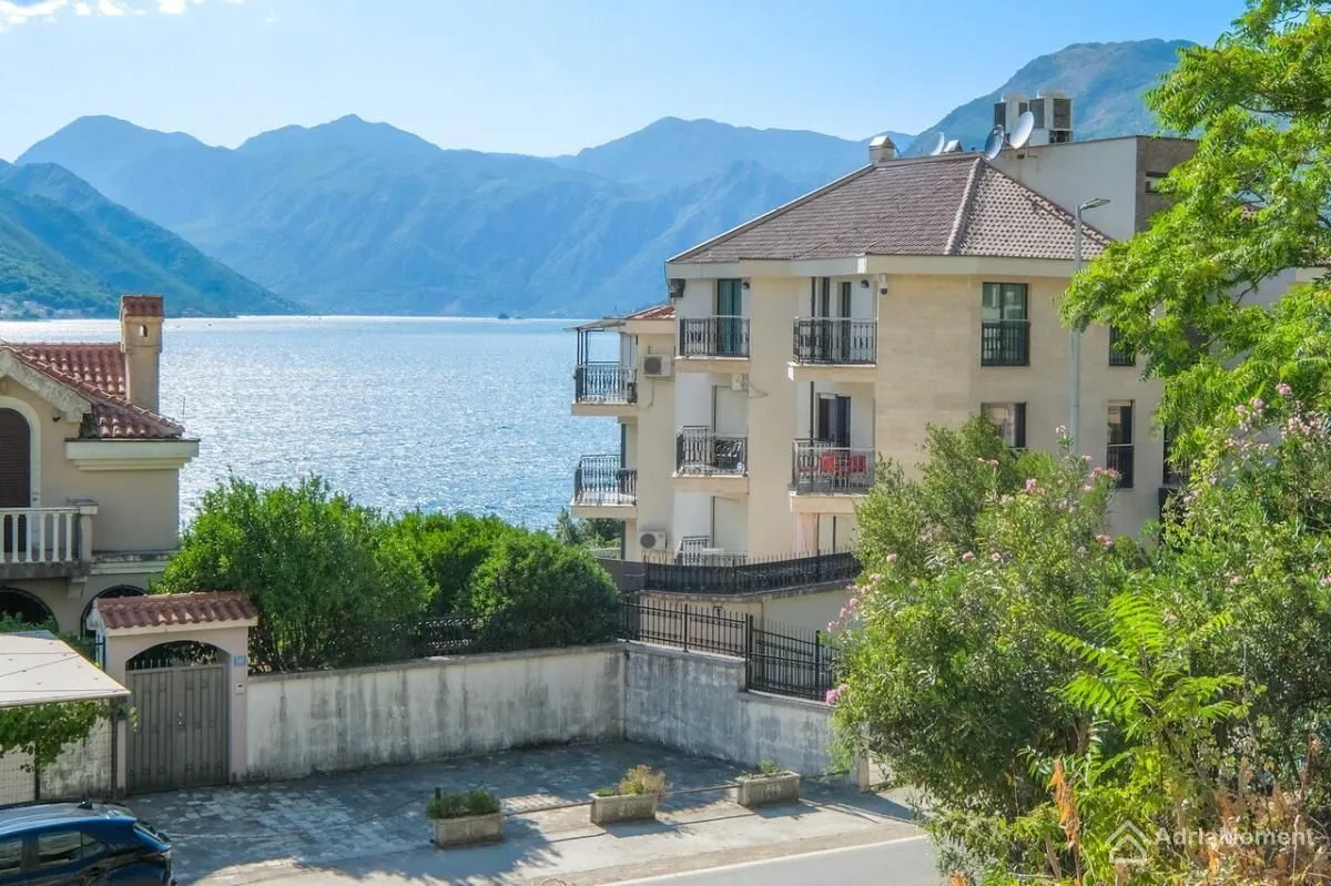 Sale, two bedroom apartment, 85m², Dobrota, Kotor