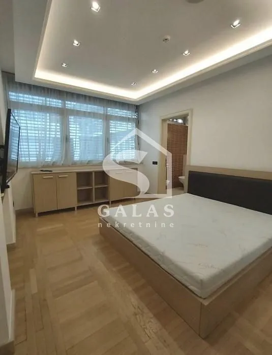 Izdavanje, četvorosoban stan, 148m², Savski Venac, Beograd