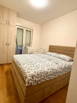 Namještena spavaća soba sa bračnim krevetom, garderoberom i dječijim krevetcem. - image 6