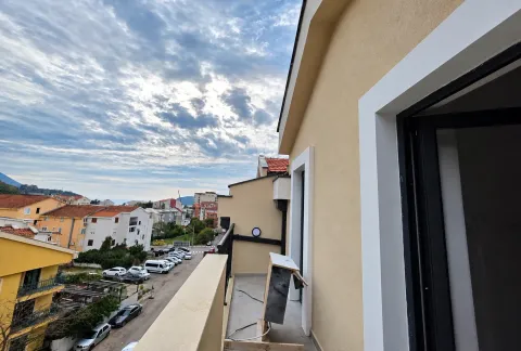 Pogled sa terase na naselje i okolne zgrade. - image 15