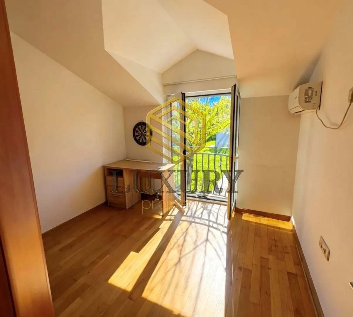 Izdavanje, kuća, 160m², Rogami, Podgorica