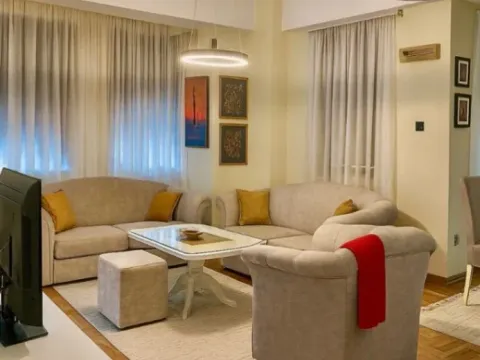 Izdavanje, dvosoban stan, 76m², Centar, Podgorica