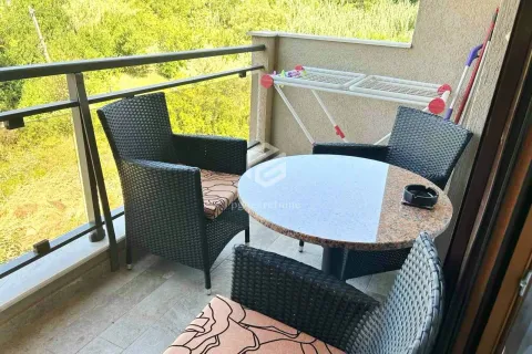 Namješten balkon sa stolom, stolicama i pogledom na zelenilo. - image 6