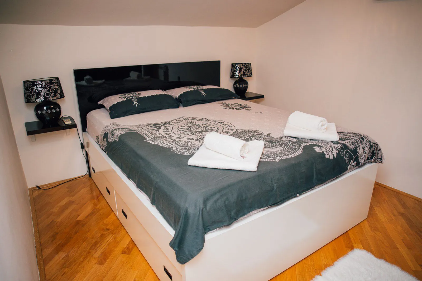 Izdavanje, dvosoban stan, 130m², Kotor, Crna Gora