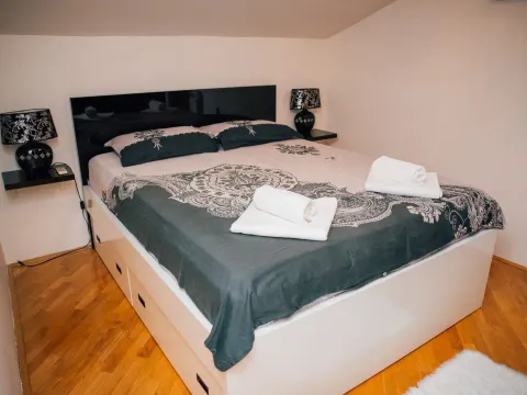 Rent, two bedroom apartment, 130m², Kotor, Crna Gora - image 24