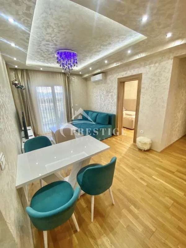 Izdavanje, trosoban stan, 100m², Stari Aerodrom, Podgorica