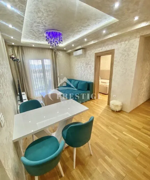 Izdavanje, trosoban stan, 100m², Stari Aerodrom, Podgorica