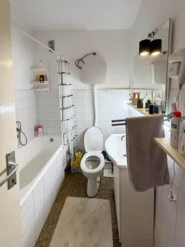 Manje kupatilo opremljeno kadom, umivaonikom, WC šoljom i ogledalom. - image 8