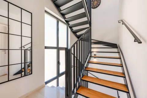Izdavanje, kuća, 141m², Blizikuće, Budva - image 9