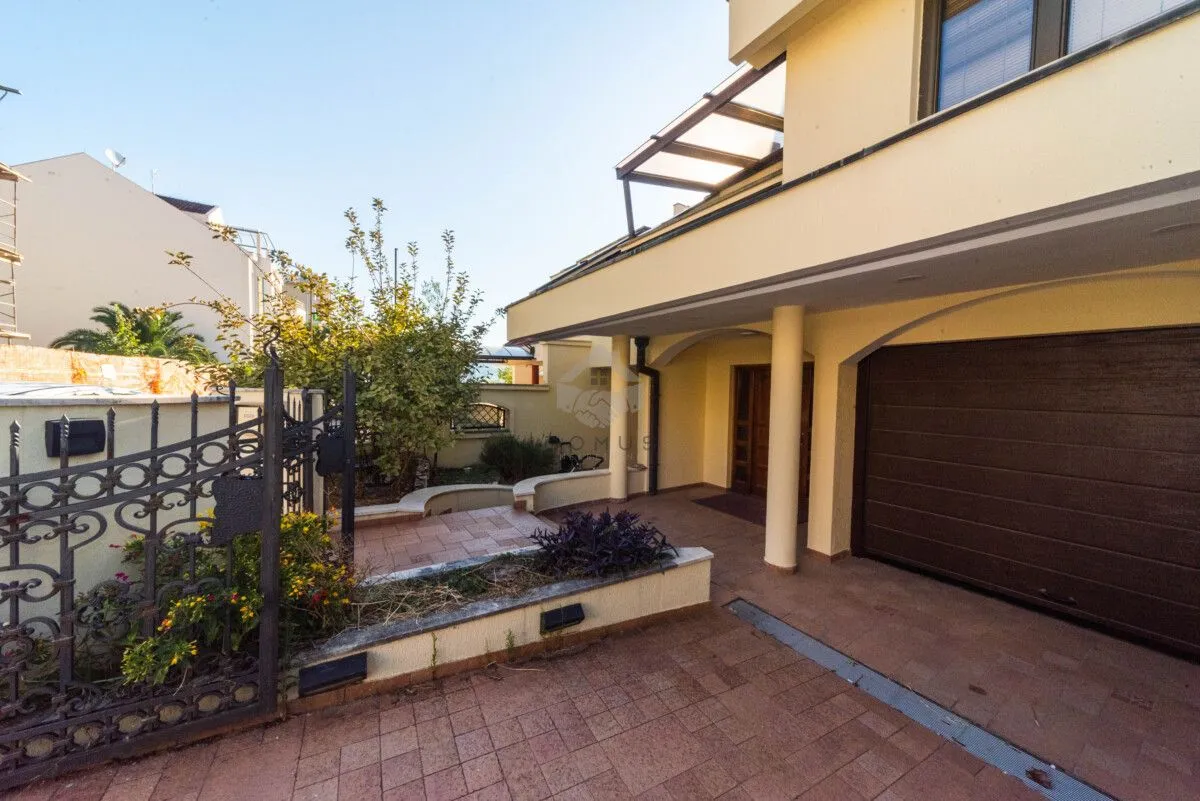 Rent, house, 270m², Gorica C, Podgorica