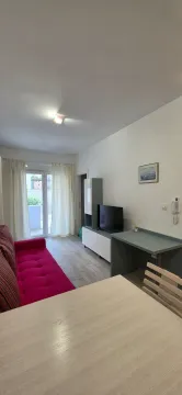 Dnevni boravak sa garniturom, TV-om i izlazom na terasu. - image 3