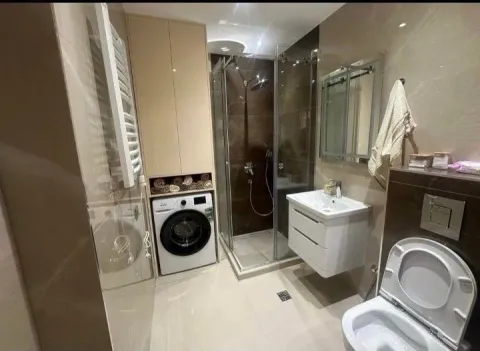 Moderno opremljeno kupatilo sa tuš kabinom, umivaonikom i veš mašinom. - image 5