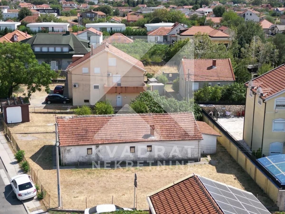 Pogled iz vazduha na kuću sa dvorištem i okruženjem.