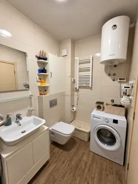 Kompaktno opremljeno kupatilo sa umivaonikom, WC šoljom, veš mašinom i bojlerom. - image 12