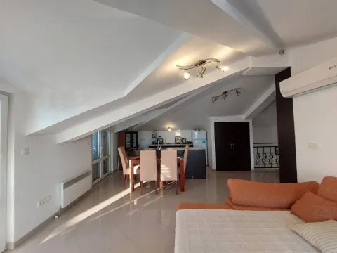 Izdavanje, dvosoban stan, 80m², Centar, Tivat - image 3