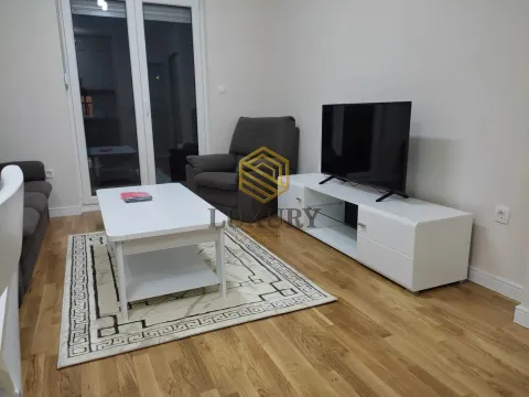 Dnevna soba sa garniturom, stočićem i televizorom. - image 5