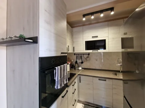 Izdavanje, trosoban stan, 105m², Tivat, Crna Gora - image 13