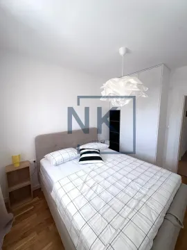 Namještena spavaća soba sa bračnim krevetom, garderoberom i lusterom. - image 4