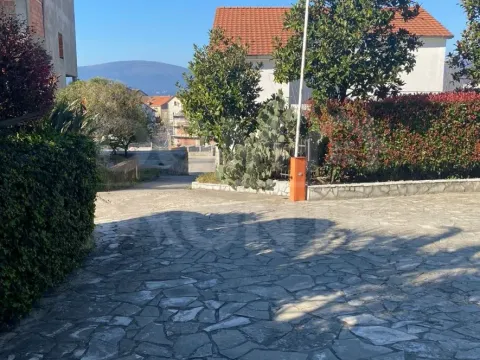 Rent, two bedroom apartment, 70m², Tivat, Crna Gora - image 10