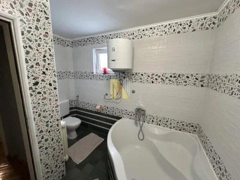 Manje kupatilo sa kadom, wc šoljom i bojlerom. - image 15