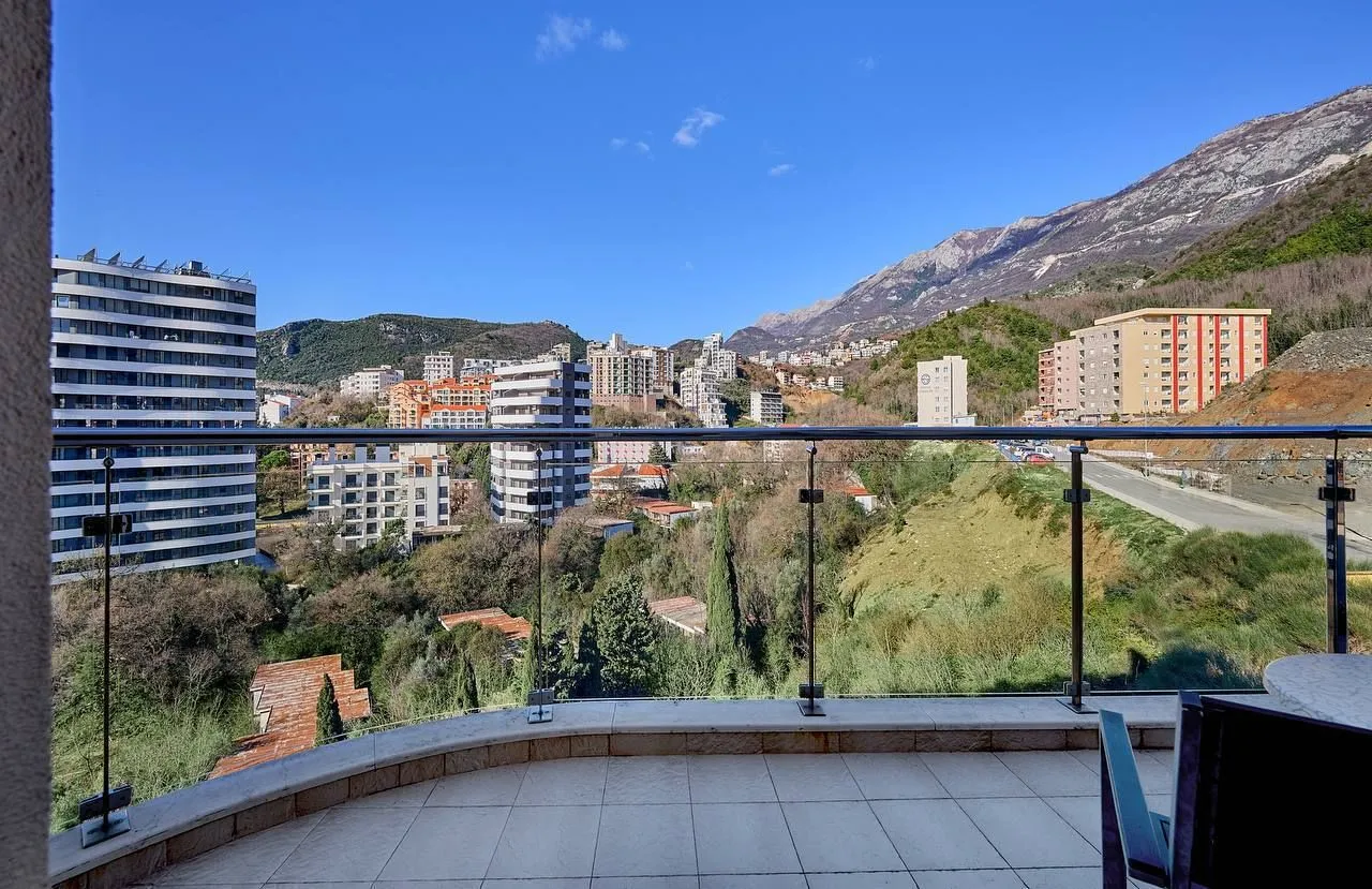 Rent, one bedroom apartment, 60m², Bečići, Budva