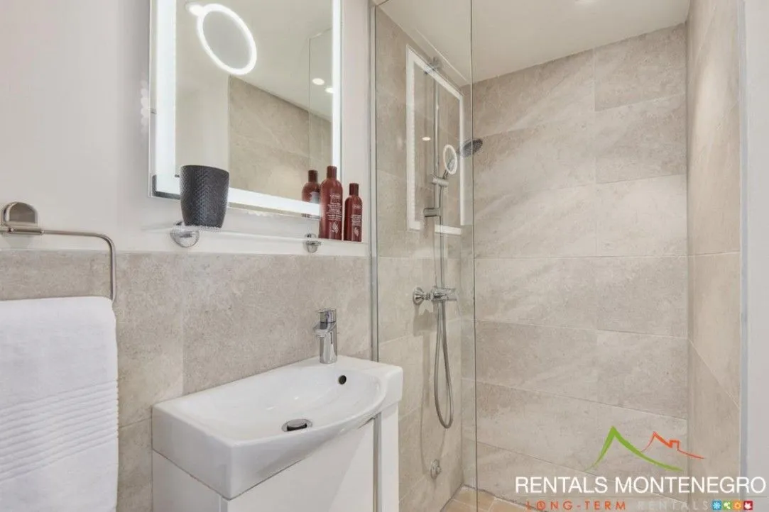 Rent, four bedroom apartment, 79m², Dumidran, Tivat