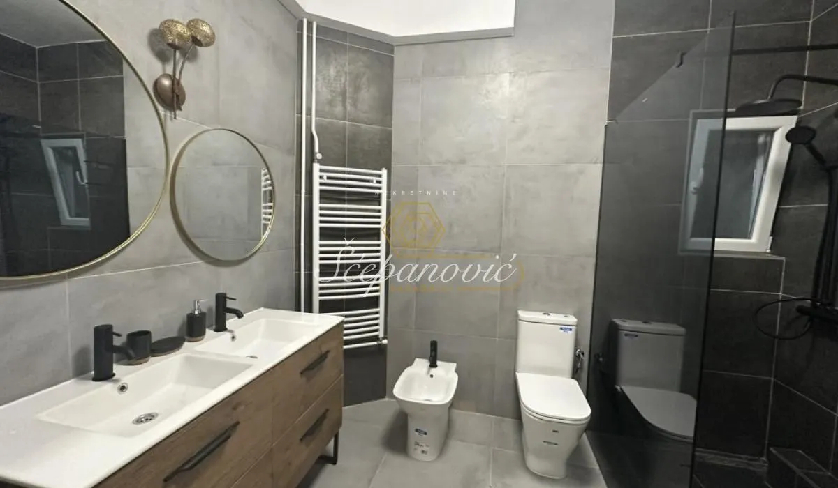 Prodaja, četvorosoban stan, 99m², Centar, Novi Sad