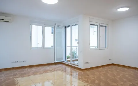 Prazna svijetla prostorija sa keramičkim pločicama i balkonskim vratima. - image 10