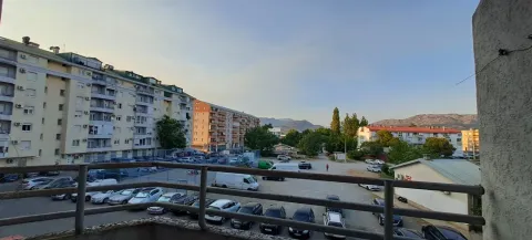 Pogled sa terase na okolne zgrade i parking. - image 2