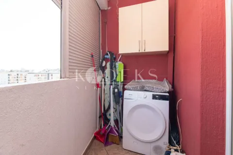 Manja zastakljena terasa sa mašinom za veš i elementima za odlaganje. - image 13